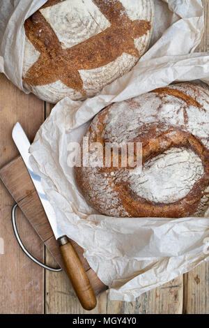 Sauerteigbrot und Dinkel Sauerteigbrot auf einem Brot. Großbritannien Stockfoto