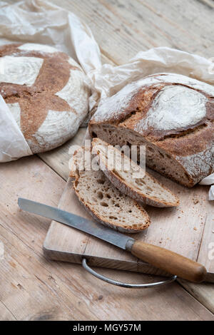 Sauerteigbrot und Dinkel Sauerteigbrot auf einem Brot. Großbritannien Stockfoto