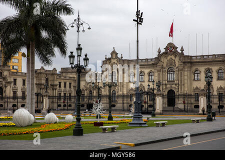 LIMA, PERU - 29. Dezember 2017: Unbekannter wachen Präsidentenpalast in Lima, Peru. Diese barocke Erweckung wurde 1938 eröffnet. Stockfoto