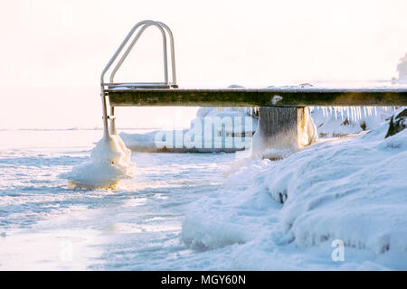 Gefrorene hölzernen Pier in Lauttasaari, Helsinki, Finnland, Europa Stockfoto