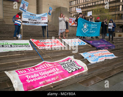 Protest Banner auf die Stufen des Rathauses mit den Demonstranten holding Banner und Plakate in Sheffield speichern unsere NHS Kundgebung Stockfoto