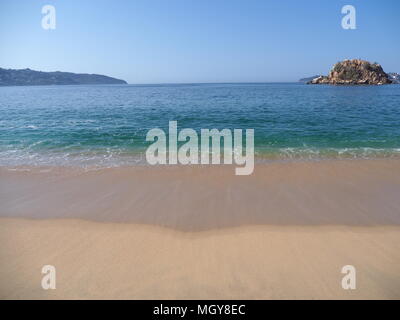 Panoramablick auf Schönheit Landschaft von Felsen an der Bucht von Acapulco in Mexiko Stadt, Pazifischer Ozean Wellen am Strand Landschaften mit klaren blauen Himmel im Jahr 2018 Stockfoto