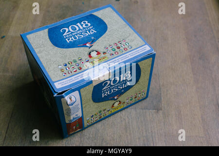 BERLIN, DEUTSCHLAND - 28. APRIL 2018: die Umsätze der offiziellen FIFA-lizenzierter Panini Sammlerstücke Aufkleber und das Album für die Fußball-WM 201 Stockfoto
