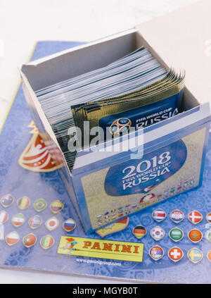 BERLIN, DEUTSCHLAND - 28. APRIL 2018: Ware auspacken und Album von offiziellen FIFA-lizenzierter Panini Sammlerstücke Aufkleber für die Fußball-WM 201 Stockfoto