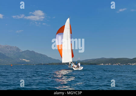 Aktivitäten im Freien. Racing Segelboot in der Adria an einem sonnigen Tag Stockfoto