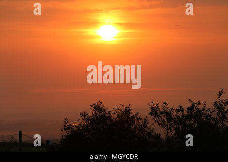 Orange schimmernden Dämmerung Sonnenaufgang über der Landschaft von Shropshire. Stockfoto