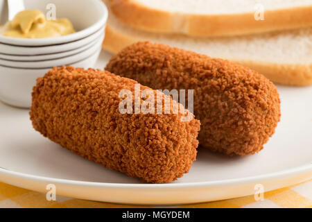 Frittierte niederländische Kroketten und Senf für Mittagessen Stockfoto