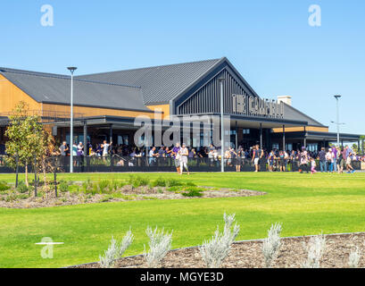 Fußball-Fans bis zu den ersten Derby von Fremantle Hafenarbeiter und Westküste Adler am Camfield Bar und Pub an der Optus Stadion Perth WA Australien. Stockfoto