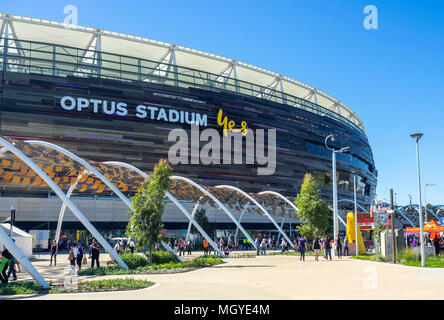 AFL Australian Football fans bis zu den ersten Derby von Fremantle Hafenarbeiter und West Coast Eagles bei Optus Stadion, Perth, WA, Australien. Stockfoto