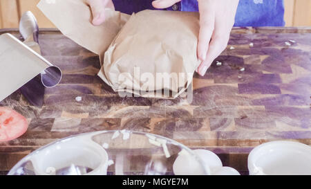 Vorbereitung Gourmet Burger Pastetchen mit Hackfleisch. Stockfoto