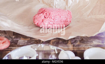 Vorbereitung Gourmet Burger Pastetchen mit Hackfleisch. Stockfoto