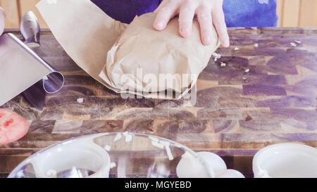 Vorbereitung Gourmet Burger Pastetchen mit Hackfleisch. Stockfoto