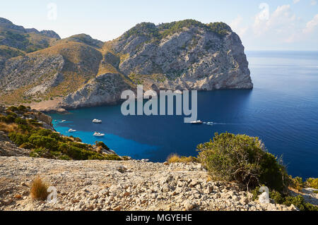 Panoramablick von Cala Figuera Beach in der Nähe von Cap de Formentor an der Serra de Tramuntana in Pollenca (Mallorca, Balearen, Spanien) Stockfoto