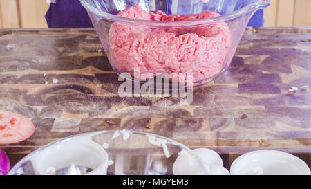 Vorbereitung Gourmet Burger Pastetchen mit Hackfleisch. Stockfoto