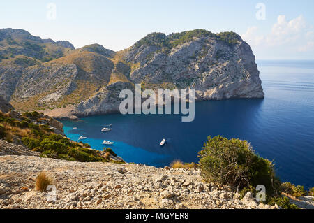 Panoramablick von Cala Figuera Beach in der Nähe von Cap de Formentor an der Serra de Tramuntana in Pollenca (Mallorca, Balearen, Spanien) Stockfoto