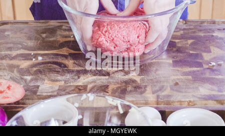 Vorbereitung Gourmet Burger Pastetchen mit Hackfleisch. Stockfoto