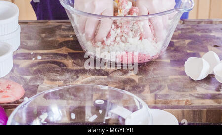 Vorbereitung Gourmet Burger Pastetchen mit Hackfleisch. Stockfoto