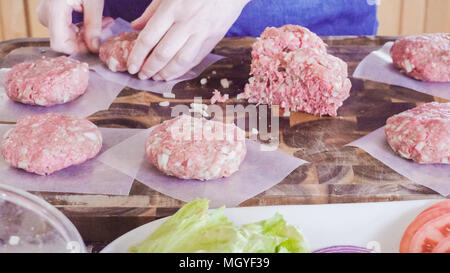 Vorbereitung Gourmet Burger Pastetchen mit Hackfleisch. Stockfoto