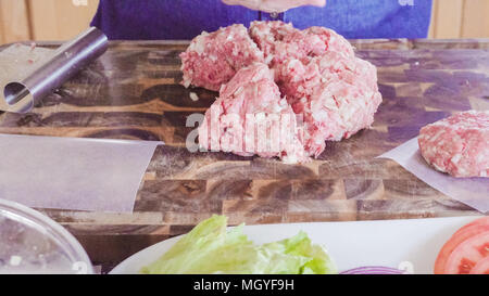 Vorbereitung Gourmet Burger Pastetchen mit Hackfleisch. Stockfoto