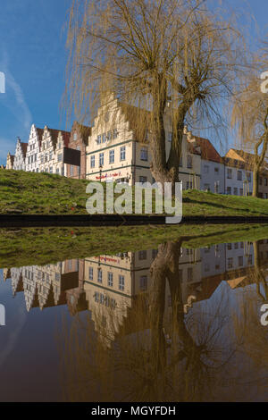 Giebelhäuser am Marktplatz in der so genannten "Niederländisch" Stadt mit ihrer Stadt Grachten, Friedrichstadt, Schleswig-Holstein, Deutschland, Europa Stockfoto