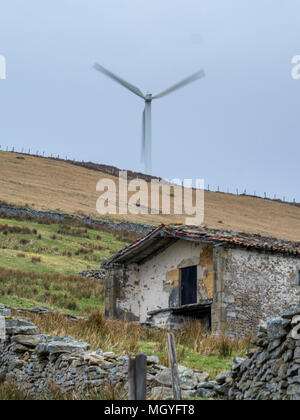 Windkraftanlage mit Nebel Stockfoto