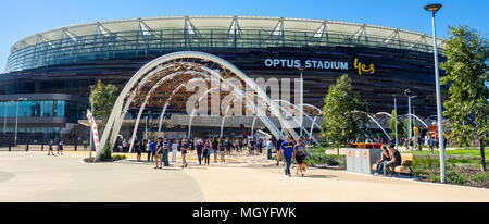 AFL Australian Football fans bis zu den ersten Derby von Fremantle Hafenarbeiter und West Coast Eagles bei Optus Stadion, Perth, WA, Australien. Stockfoto