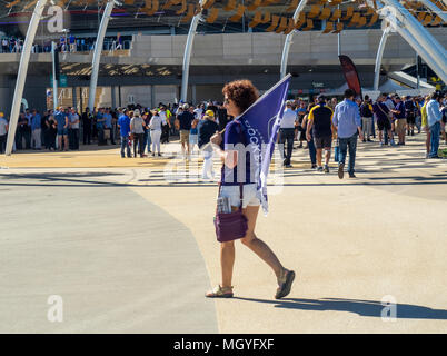 AFL weiblichen Fan mit einem Team Flagge bis zu den ersten Derby von Fremantle Hafenarbeiter und West Coast Eagles bei Optus Stadion, Perth, WA, Australien. Stockfoto