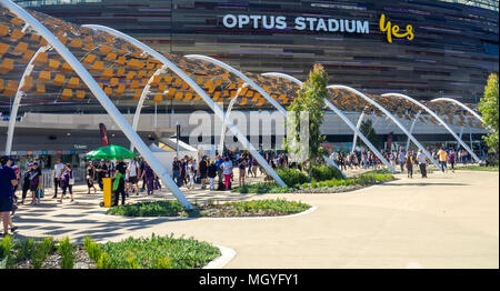 AFL Australian Football fans bis zu den ersten Derby von Fremantle Hafenarbeiter und West Coast Eagles bei Optus Stadion, Perth, WA, Australien. Stockfoto