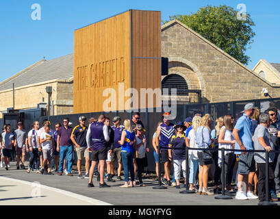 Fußball-Fans bis zu den ersten Derby von Fremantle Hafenarbeiter und West Coast Eagles queuing außerhalb des Camfield bar Optus Stadion Perth WA Australien. Stockfoto