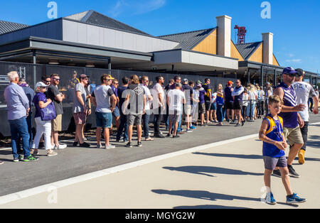 Fußball-Fans bis zu den ersten Derby von Fremantle Hafenarbeiter und West Coast Eagles queuing außerhalb des Camfield bar Optus Stadion Perth WA Australien. Stockfoto