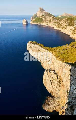 Panoramablick von Es Colomer übersehen, Es Colomer Insel und Punta Nau bei Serra de Tramuntana in Pollenca (Mallorca, Balearen, Spanien) Stockfoto