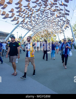 AFL Australian Football fans bis zu den ersten Derby von Fremantle Hafenarbeiter und West Coast Eagles bei Optus Stadion, Perth, WA, Australien. Stockfoto