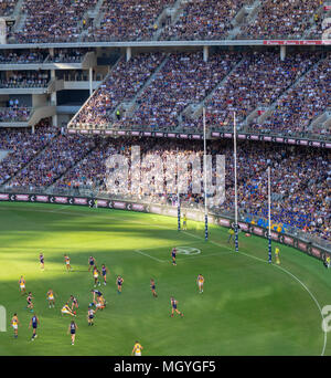 AFL teams Fremantle Hafenarbeiter und West Coast Eagles spielen ihre Australian Football, ersten Derby an Optus Stadion, Perth, WA, Australien. Stockfoto