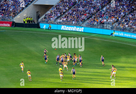 AFL teams Fremantle Hafenarbeiter und West Coast Eagles spielen ihre Australian Football, ersten Derby an Optus Stadion, Perth, WA, Australien. Stockfoto