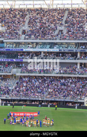 AFL teams Fremantle Hafenarbeiter und West Coast Eagles spielen ihre Australian Football, ersten Derby an Optus Stadion, Perth, WA, Australien. Stockfoto