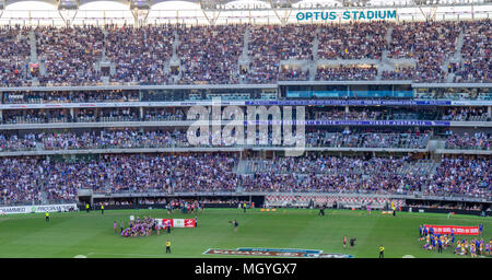 AFL teams Fremantle Hafenarbeiter und West Coast Eagles spielen ihre Australian Football, ersten Derby an Optus Stadion, Perth, WA, Australien. Stockfoto