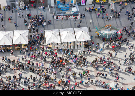München, Deutschland - 4. APRIL: Luftaufnahme über den Marienplatz in München, Deutschland, am 4. April 2018. Massen von Menschen auf dem Platz. Stockfoto