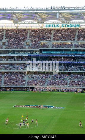 AFL teams Fremantle Hafenarbeiter und West Coast Eagles spielen ihre Australian Football, ersten Derby an Optus Stadion, Perth, WA, Australien. Stockfoto