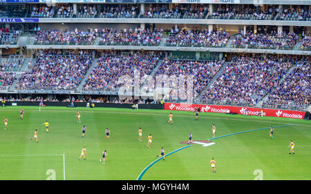 AFL teams Fremantle Hafenarbeiter und West Coast Eagles spielen ihre Australian Football, ersten Derby an Optus Stadion, Perth, WA, Australien. Stockfoto