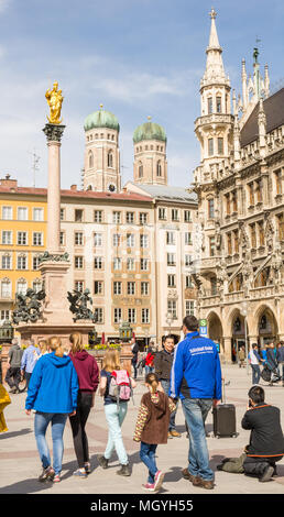 München, Deutschland - 4. APRIL: Touristen am Marienplatz in München, Deutschland, am 4. April 2018. Stockfoto