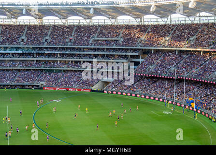 AFL teams Fremantle Hafenarbeiter und West Coast Eagles spielen ihre Australian Football, ersten Derby an Optus Stadion, Perth, WA, Australien. Stockfoto