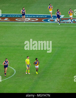 Das erste Derby AFL, Australian Football Spiel zwischen Fremantle Hafenarbeiter und West Coast Eagles bei Optus Stadion, Perth WA. Stockfoto