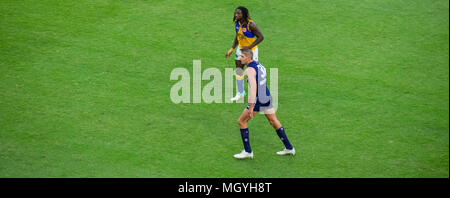 Nic Naitanui und Aaron Sandilands in einem ruck Wettbewerb im ersten Derby zwischen Fremantle Hafenarbeiter und West Coast Eagles bei Optus Stadion, Perth WA. Stockfoto