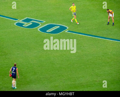 Nat Fyfe soweit fertig, den Fußball in der ersten Derby zwischen Fremantle Hafenarbeiter und West Coast Eagles bei Optus Stadion, Perth, WA, Australien zu treten. Stockfoto