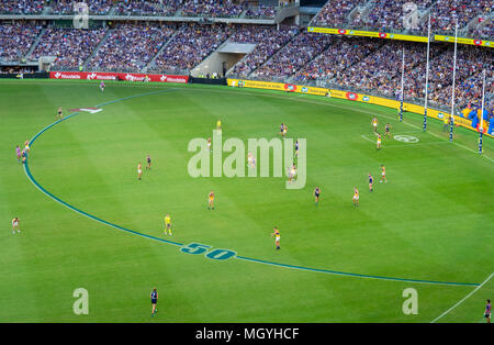 AFL teams Fremantle Hafenarbeiter und West Coast Eagles spielen ihre Australian Football, ersten Derby an Optus Stadion, Perth, WA, Australien. Stockfoto