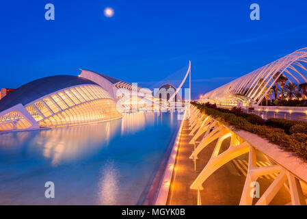 Stadt der Künste und Wissenschaften in Valencia Spanien bei Dämmerung Stockfoto