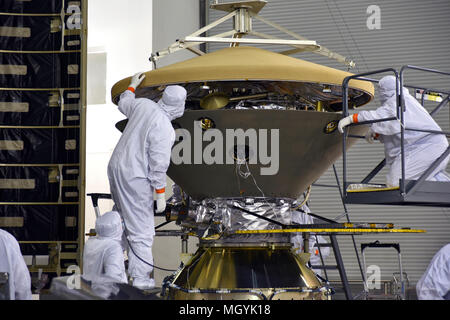 In der Astrotech Service Techniker und Ingenieure das hitzeschutzblech auf der NASA Mars InSight Lander vor in der Nutzlastverkleidung an der Vandenberg Air Force Base Space Launch 3 April 12, 2018 Komplexe in Lompoc, Kalifornien, zu Kapselung. Die Einsicht, die für seismische Untersuchungen steht, Geodäsie und Wärmetransport, wird die erste Mission sein tief unter die Oberfläche des Mars schauen und ist für Liftoff 5. Mai 2018 geplant. Stockfoto