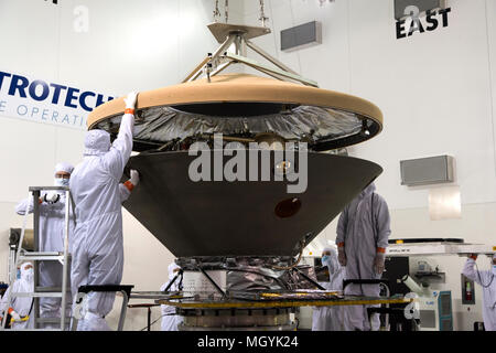 In der Astrotech Service Techniker und Ingenieure das hitzeschutzblech auf der NASA Mars InSight Lander vor in der Nutzlastverkleidung an der Vandenberg Air Force Base Space Launch Complex 3 29. März in Lompoc, Kalifornien 2018 Kapselung. Die Einsicht, die für seismische Untersuchungen steht, Geodäsie und Wärmetransport, wird die erste Mission sein tief unter die Oberfläche des Mars schauen und ist für Liftoff 5. Mai 2018 geplant. Stockfoto