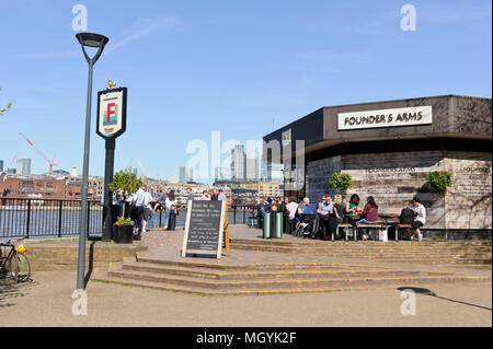 Menschen sozialisieren von der Thames River außerhalb ein englisches Pub, London, Vereinigtes Königreich Stockfoto