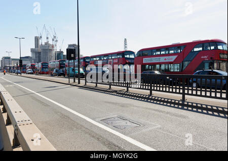 Eine lange Schlange von roten Busse auf der Waterloo Bridge, City of London, Vereinigtes Königreich Stockfoto